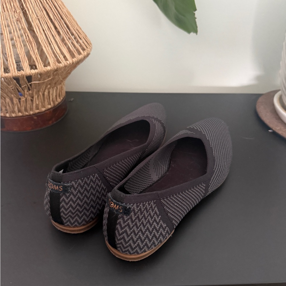 Toms Black and Gray Patterned Flats
